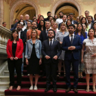 El presidente del Govern, Pere Aragonès, con más representantes del ejecutivo, y de los grupos parlamentarios de PSC-Units, ERC, Junts y En Común Podem, en las escaleras del Parlament después de aprobar la ley del catalán para responder a la sentencia del 25%.