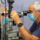 Las manos expertas y los avances farmacológicos y quirúrgicos, claves para salvar la visión ante problemas graves de retina.