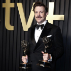 El actor estadounidense Jason Sudeikis posa con los Premios Emmy a 'Serie de Comedia de Actor Principal' y 'Serie de Comedia Destacada'.