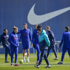 Xavi camina pensativo ayer durante el entrenamiento.