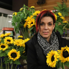 Natalia Rodríguez, de Flaires Dissenys Florals, sosteniendo dos girasoles solidarios.