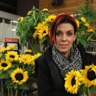 Natalia Rodríguez, de Flaires Dissenys Florals, sostenint dos gira-sols solidaris.