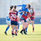 Iris Aixalà intenta rematar una pilota aèria davant de Patri Zugasti, autora del primer gol de l’Osasuna.