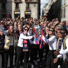 Jugadores del Barça, ahir a la plaça Sant Jaume, mostrant la Champions que van guanyar dissabte davant de l’afició blaugrana.