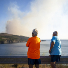 Dos homes observen l’incendi que afecta els municipis de Colera i Portbou, a prop de la frontera amb França.