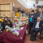 Visitantes en la feria De Prop ayer ante un puesto de quesos.