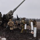 Les tropes ucraïneses es preparen per disparar contra l’exèrcit rus a prop de Bakhmut.