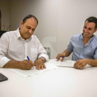Antoni Villas i Ramon Solé signen el pacte d'acord
