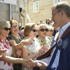 El president del PP, Alberto Núñez Feijóo saluda unes dones durant la LXXI Festa do Albariño celebrada a Cambados, Pontevedra, aquest diumenge.