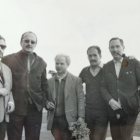 D'esquerra a dreta, Josep Vallverdú, Guillem Viladot, Leandre Cristòfol, Ton Sirera i Francesc Porta l'any 1967 al Pilar d'Almenara, a Agramunt.