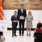 El presidente de la Generalitat, Pere Aragonès; el ex baloncestista Pau Gasol con la Cruz de Sant Jordi, y la consellera de Cultura, Natàlia Garriga.