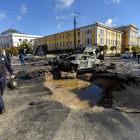 Imatge d’una de les zones bombardejades ahir a Kíiv, la capital ucraïnesa.