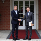 Pedro Sánchez y Alberto Núñez Feijóo se saludan a su llegada a una reunión en La Moncloa.