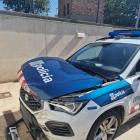 Estado del coche de mossos embestido por un camión que se dirigía a una rave en Ivars de Noguera.