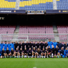 El equipo femenino del Barcelona, ayer en el Camp Nou, donde jugará hoy.