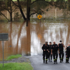 Cinco agentes de bomberos en la ciudad de Lismore. 