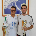 Lluís Pijuan e Ismael Profitós posan con sus trofeos.