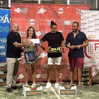 La leridana, junto a su compañera, Maite Cano, recibe el trofeo.