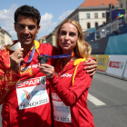 Miguel Ángel López y Raquel González, con sus medallas europeas de 35 kilómetros marcha.