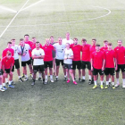 La plantilla del Tàrrega al completo, ayer, junto con el presidente institucional del club, Joan Capdevila.