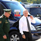El ministro de defensa ruso, Sergei Shoigu, camina junto al presidente, Vladímir Putin.