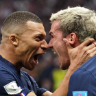Mbappé y Griezmann celebran eufóricos la clasificación de Francia a semifinales.