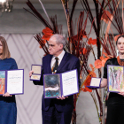 La ucraniana Oleksandra Matviychuk, el ruso Jan Rachinski y la esposa del bielorruso Ales Bialiatski.