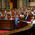 El líder del PSC, Salvador Illa, se dirige al president Pere Aragonès en el Parlament el 27 de abril.