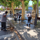 Un grupo de operarios barre y limpia con agua a presión la plaza Sant Jordi, ayer por la mañana. 
