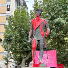 Pinten l'estàtua de Gaspar de Portolà de Balaguer