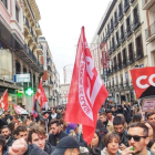 Varios trabajadores de Inditex, en huelga, se manifiestan por la mejora de sus condiciones laborales en la calle Preciados, a 7 de enero de 2022, en Madrid (España).