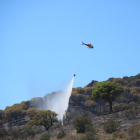 Un helicòpter descarrega aigua sobre un dels focus registrats a Portbou.
