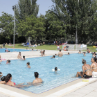 Imatge de banyistes a les piscines municipals de Balàfia, el 26 de juny passat.