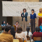 El incipiente Movimiento Homosexual de Acción Revolucionaria creado en Sevilla en 1978. En el centro, Alba Flores como Lole.