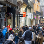 El Eix Comercial se llenó de gente a la búsqueda de ofertas tanto por la mañana como por la tarde. 