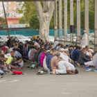 Musulmanes rezando en el recinto ferial el pasado viernes al no poder utilizar el Palau de Vidre. 