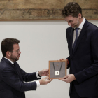 El president Aragonès entrega la Creu a Pau Gasol.