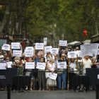 Protesta con el lema "Exigimos saber la verdad" durante el homenaje a las víctimas del atentado del 17 de agosto en las Ramblas.