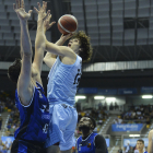 Rubén López de la Torre, el más efectivo ayer del Força Lleida con diferencia, intenta anotar ante la defensa del ex-ACB Carlos Suárez.