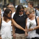 Familiares durante el homenaje a las víctimas del atentado del 17-A.