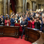 El hemiciclo rompió en aplausos tras la aprobación de la norma y la CUP enseñó carteles en contra.