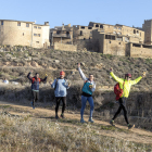 Algunos de los participantes ayer en la caminata, delante del castillo de Florejacs. 