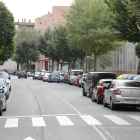 Diversos turismes estaven ahir estacionats en doble fila al carrer Segòvia