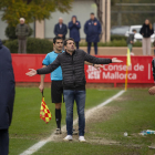Pere Martí, con los brazos extendidos y mirando hacia la grada, ayer durante el partido.