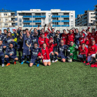 Los dos equipos posaron juntos en una jornada histórica para el equipo Genuine del Atlètic Lleida.