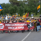 La manifestación contra la monarquía ayer dirigiéndose al hotel donde se celebraban los premios. 