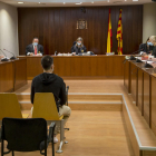 El joven condenado durante la celebración ayer de una vista de conformidad en la Audiencia de Lleida. 
