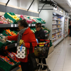 Diverses persones fan la compra en un supermercat, en una imatge d’arxiu.