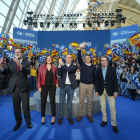 Feijóo (centre) amb els expresidents Aznar i Rajoy (als extrems) ahir al congrés del País Valencià.