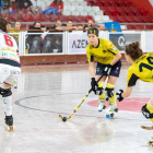 Luchi Agudo conduce la bola ante Victòria Porta y Marta Piquero durante la final de Lisboa.